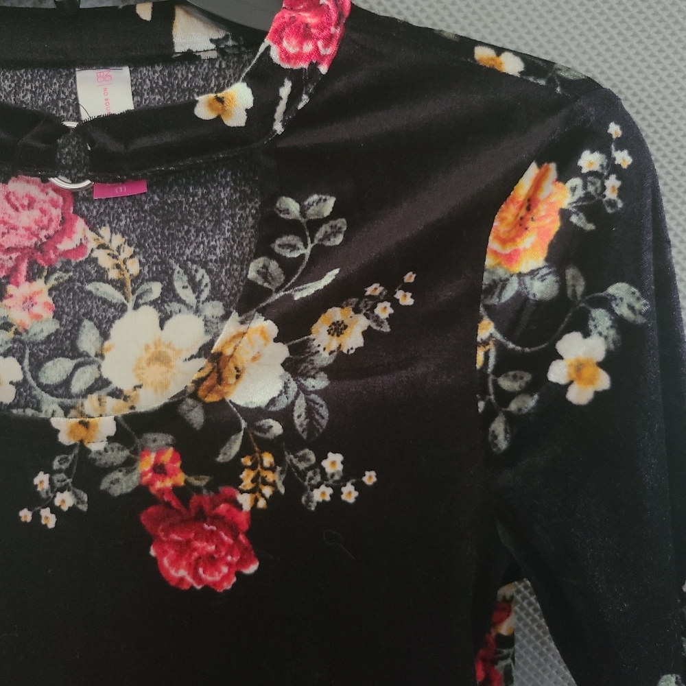 No Boundaries Women's Shirt, Floral Shirt, Keyhole Shirt, Long Sleeve Shirt - Picture 3 of 5